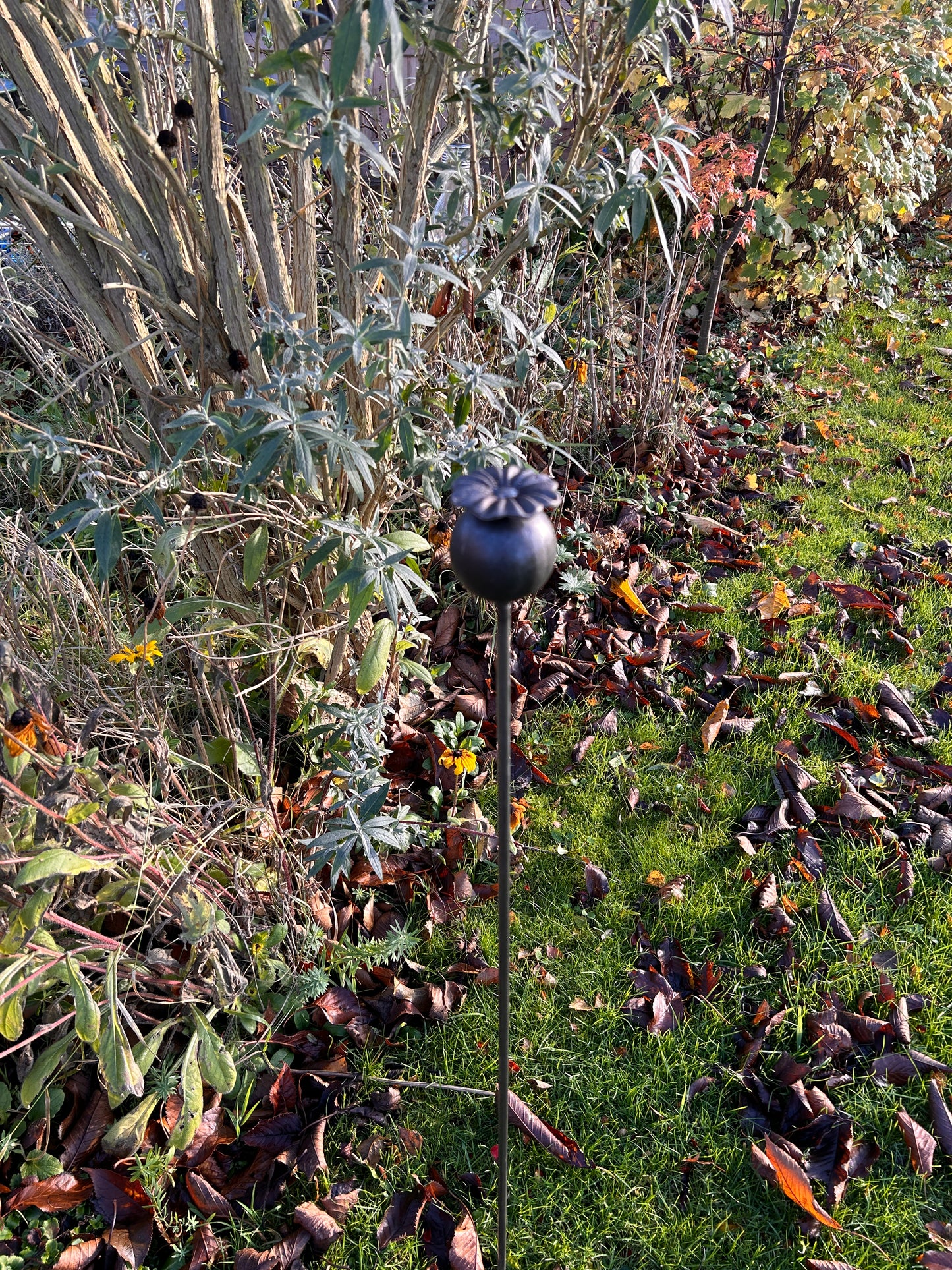 3 RUSTY GARDEN METAL POPPY SEED HEADS PLANT SUPPORTS