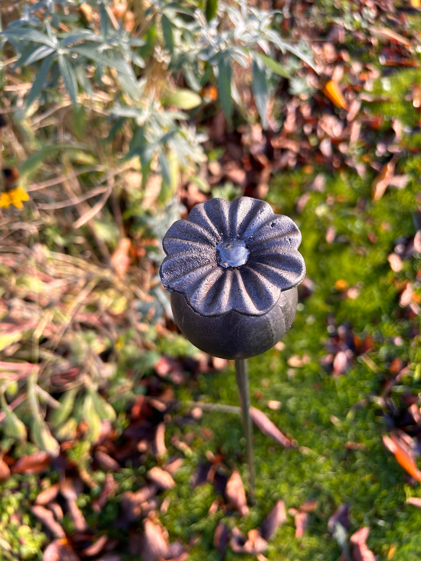 3 RUSTY GARDEN METAL POPPY SEED HEADS PLANT SUPPORTS