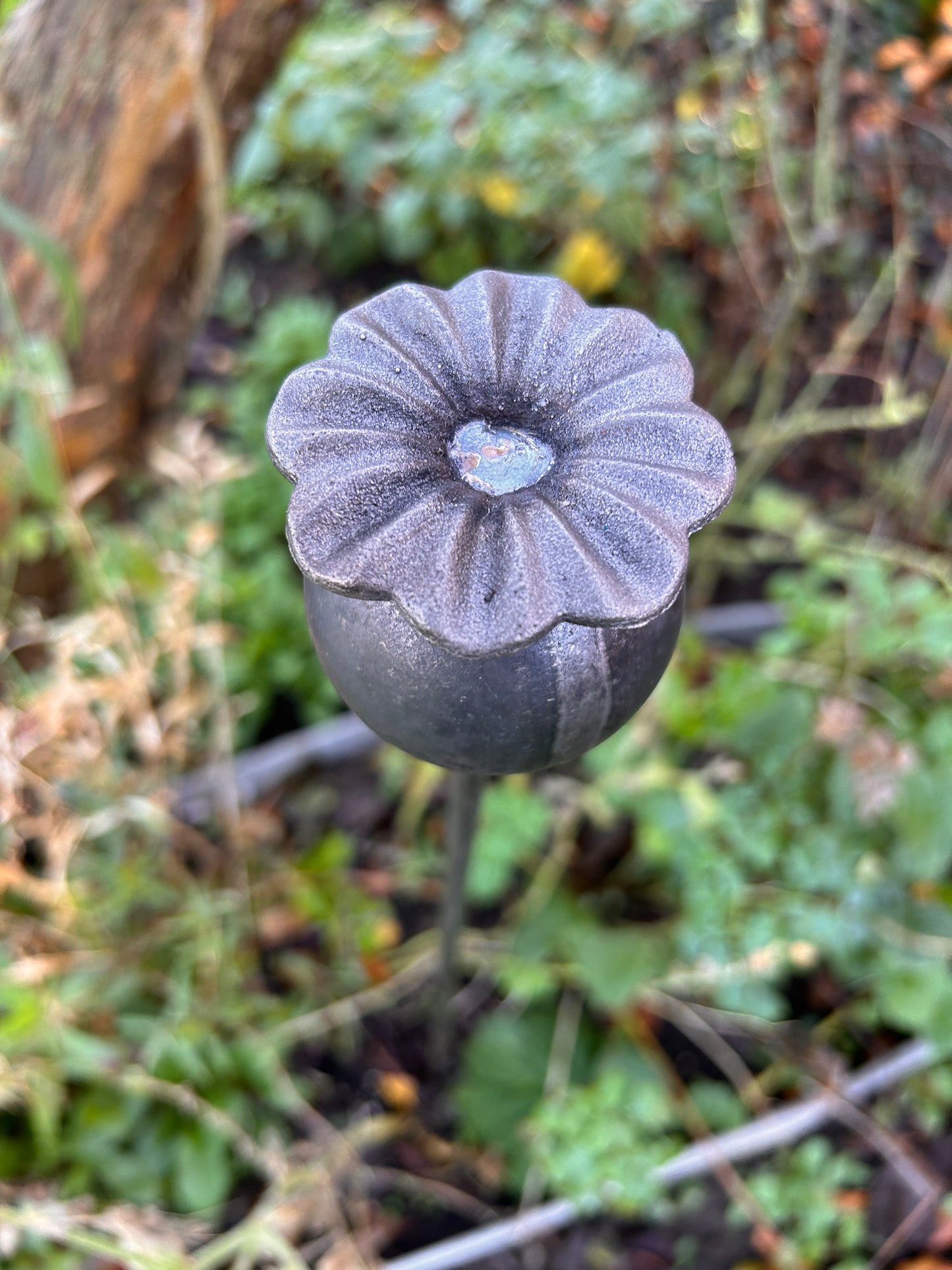 3 RUSTY GARDEN METAL POPPY SEED HEADS PLANT SUPPORTS