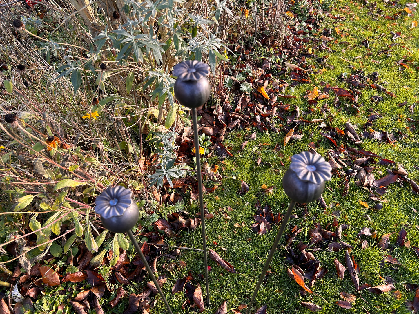 3 RUSTY GARDEN METAL POPPY SEED HEADS PLANT SUPPORTS